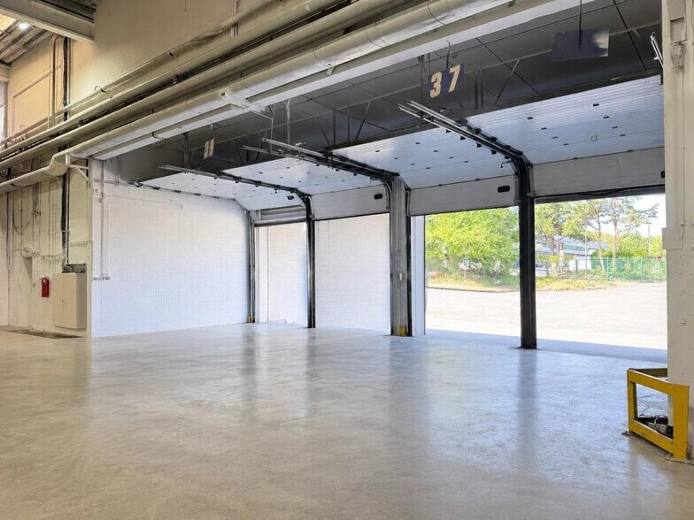 Industrial in Saint Witz to rent - Building Photo - Image 3 of 4