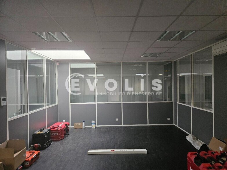 Light Industrial in Palaiseau to rent - Interior Photo - Image 2 of 11