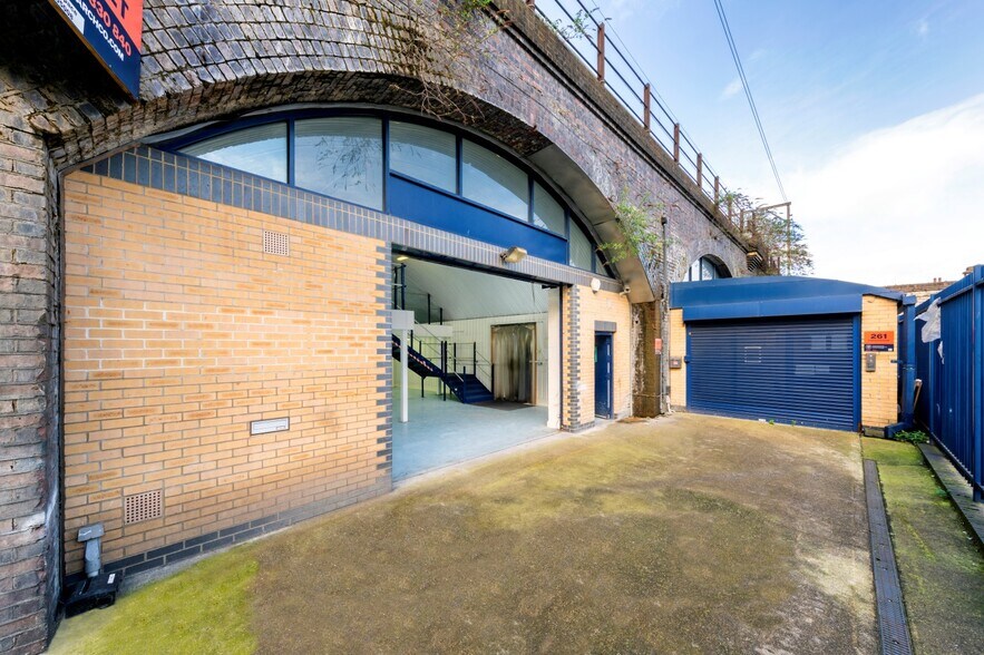 Paradise Row, London to rent - Building Photo - Image 2 of 3