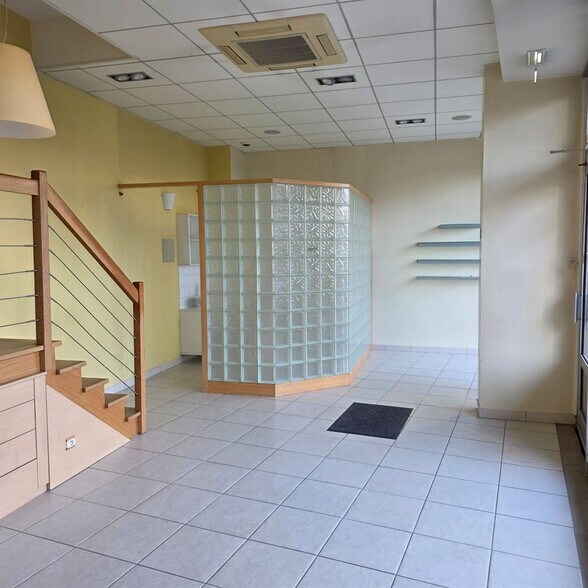 Retail in Courbevoie to rent - Building Photo - Image 2 of 7