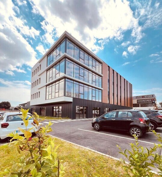 Office in Plaisir to rent - Building Photo - Image 1 of 7