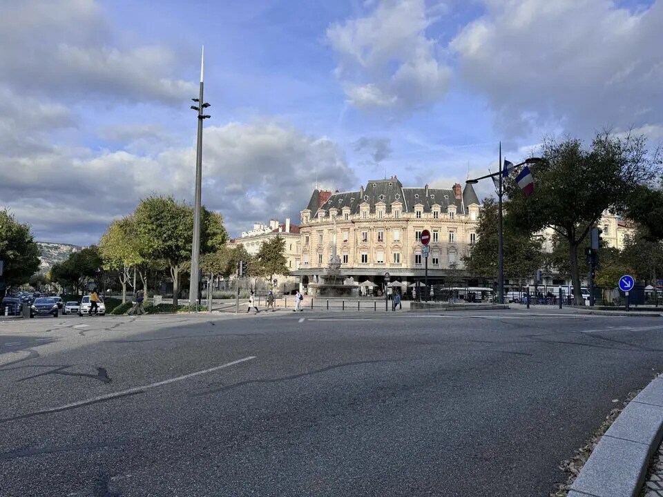 Location Commerce 87 m² - Photo 1