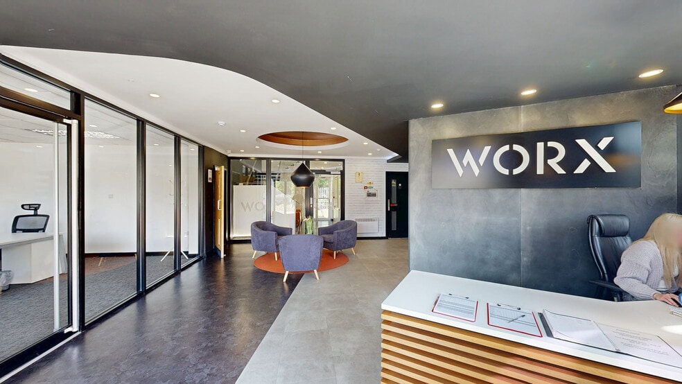 170 Elland Rd, Leeds to rent - Matterport 3D Scan - Image 2 of 23