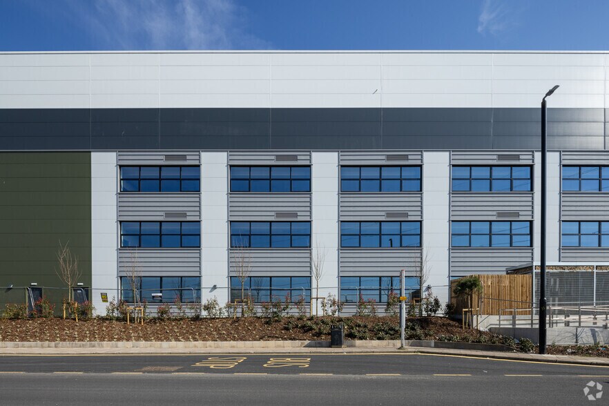 Jenkins Ln, Barking to rent - Building Photo - Image 3 of 4