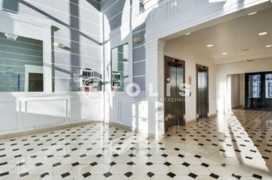 Office in Chessy to rent - Lobby - Image 3 of 7
