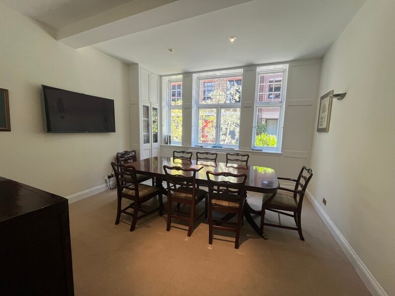 27A Brownlow Mews, London to rent - Building Photo - Image 2 of 9