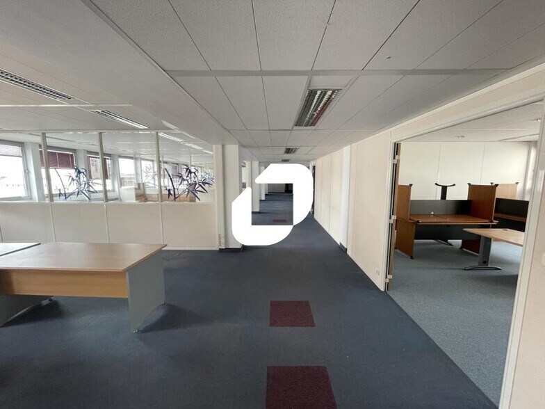 Office in Créteil to rent - Interior Photo - Image 1 of 8