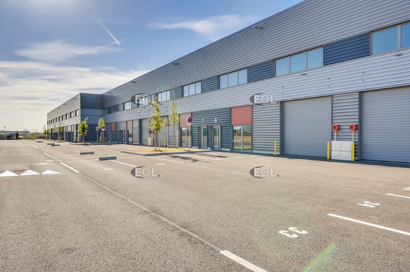 Light Industrial in Le Thillay to rent Building Photo- Image 1 of 9