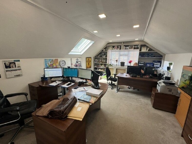 201 High Rd, Chigwell to rent - Building Photo - Image 3 of 6