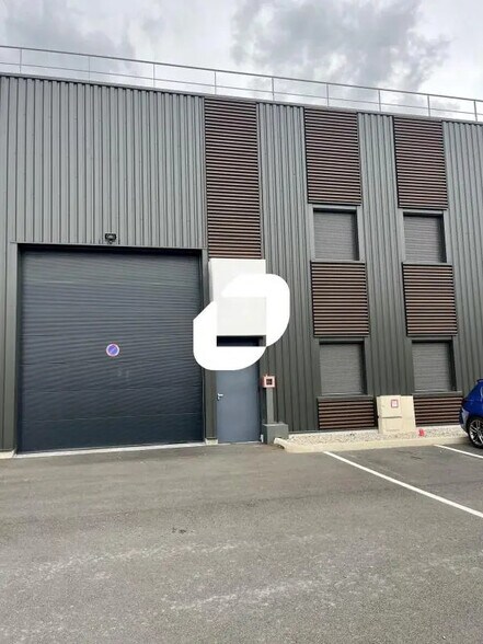 Office in Villefranche-sur-Saône to rent - Building Photo - Image 2 of 13