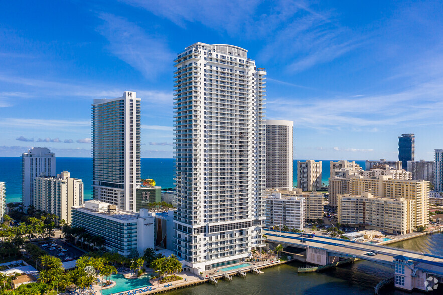 4010-4012 S Ocean Dr, Hollywood, FL for sale - Primary Photo - Image 1 of 9