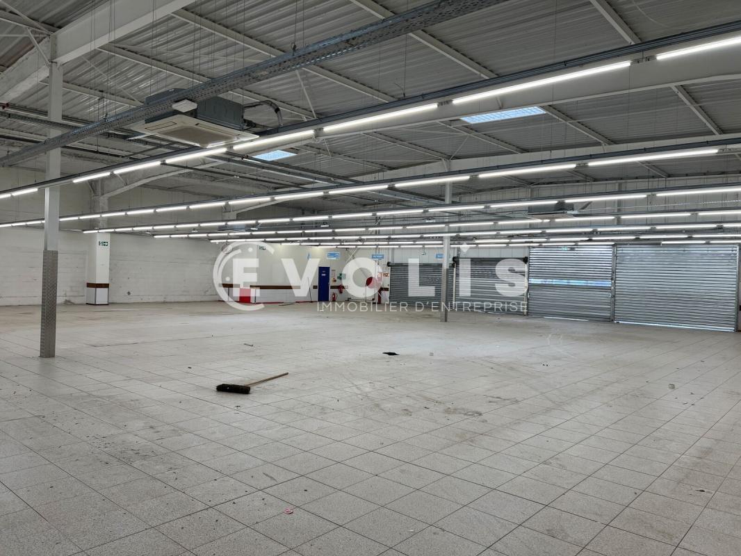Retail in Savigny Le Temple to rent Interior Photo- Image 1 of 4