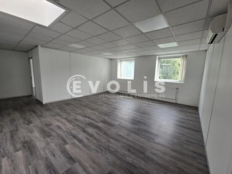 11 Avenue Des 2 Lacs, Villejust to rent - Interior Photo - Image 2 of 8