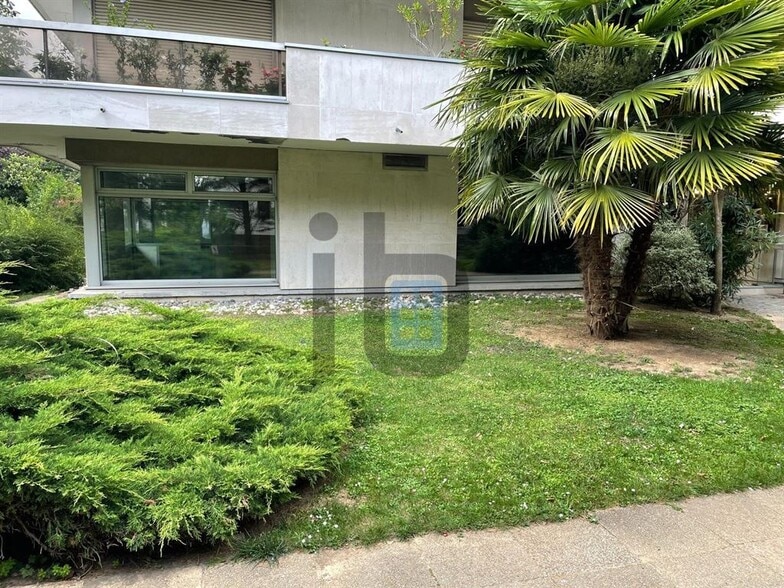 Office in Neuilly-sur-Seine to rent - Building Photo - Image 3 of 6