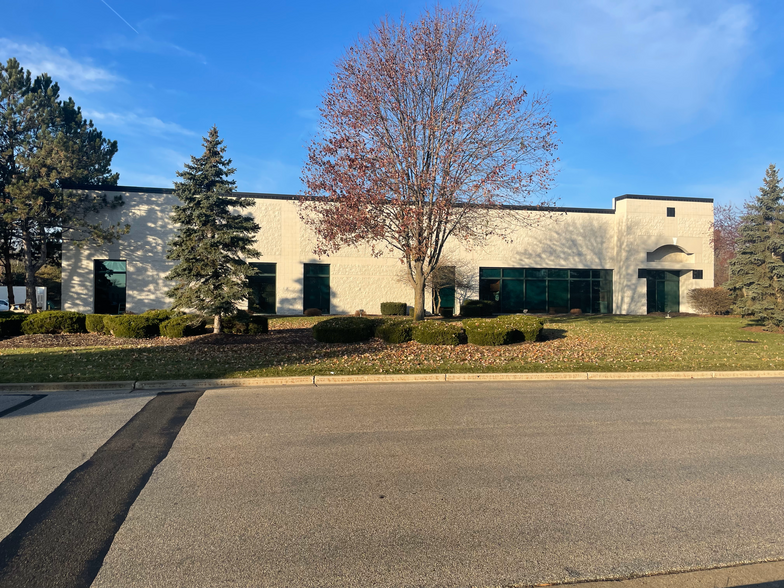 3275 Intertech Dr, Brookfield, WI for rent - Building Photo - Image 1 of 2