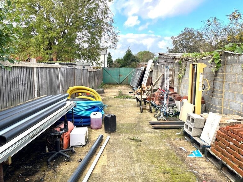 98 Thorpe Lea Rd, Egham to rent - Building Photo - Image 2 of 2