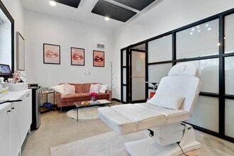 7185 Manchester Rd, Maplewood, MO to rent Interior Photo- Image 2 of 3