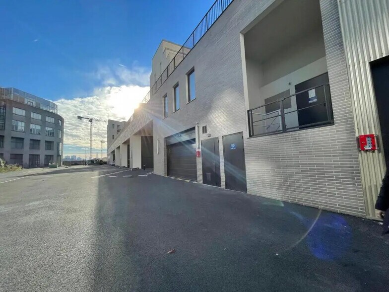 Industrial in Ivry-sur-Seine to rent - Building Photo - Image 2 of 2