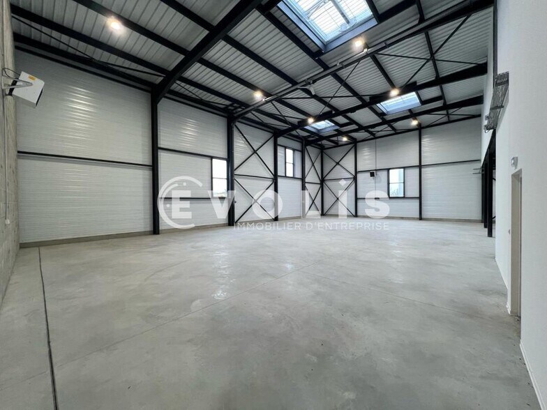 Light Industrial in Colombier-Saugnieu to rent - Interior Photo - Image 3 of 10
