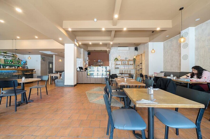 8-9 Streatham High Rd, London to rent - Interior Photo - Image 2 of 30