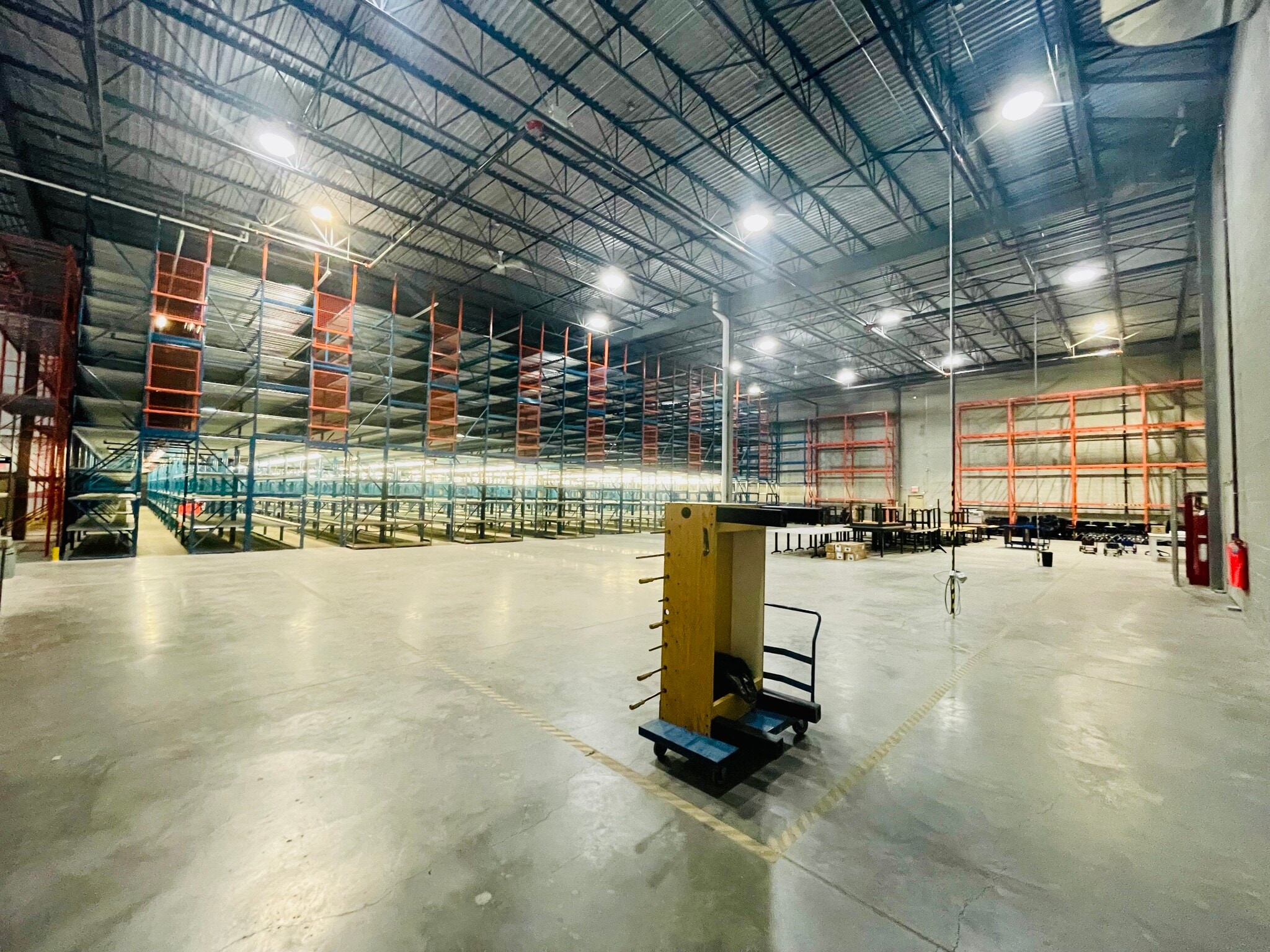 3675 63rd Ave NE, Calgary, AB to rent Interior Photo- Image 1 of 10