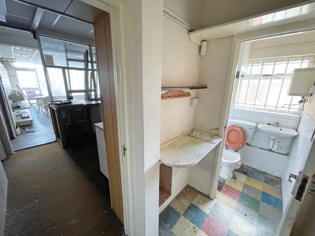 17-21 St. Johns Rd, Clacton On Sea, ESS CO15 4BS - Unit 17 StJohns - - Interior Photo - Image 2 of 6