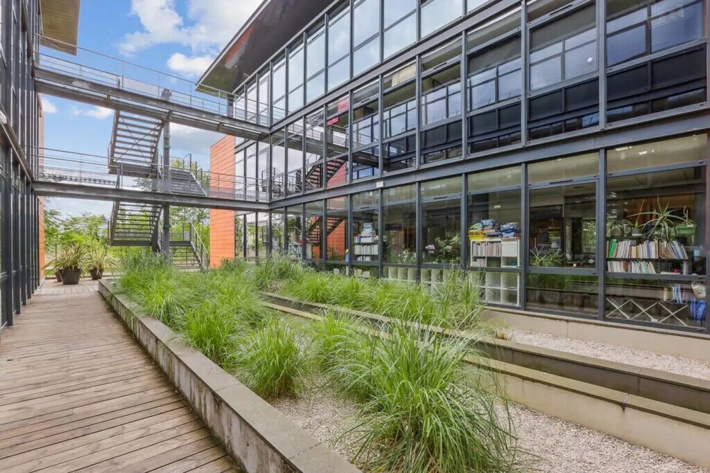 Location Bureaux 559 m² - Photo 1