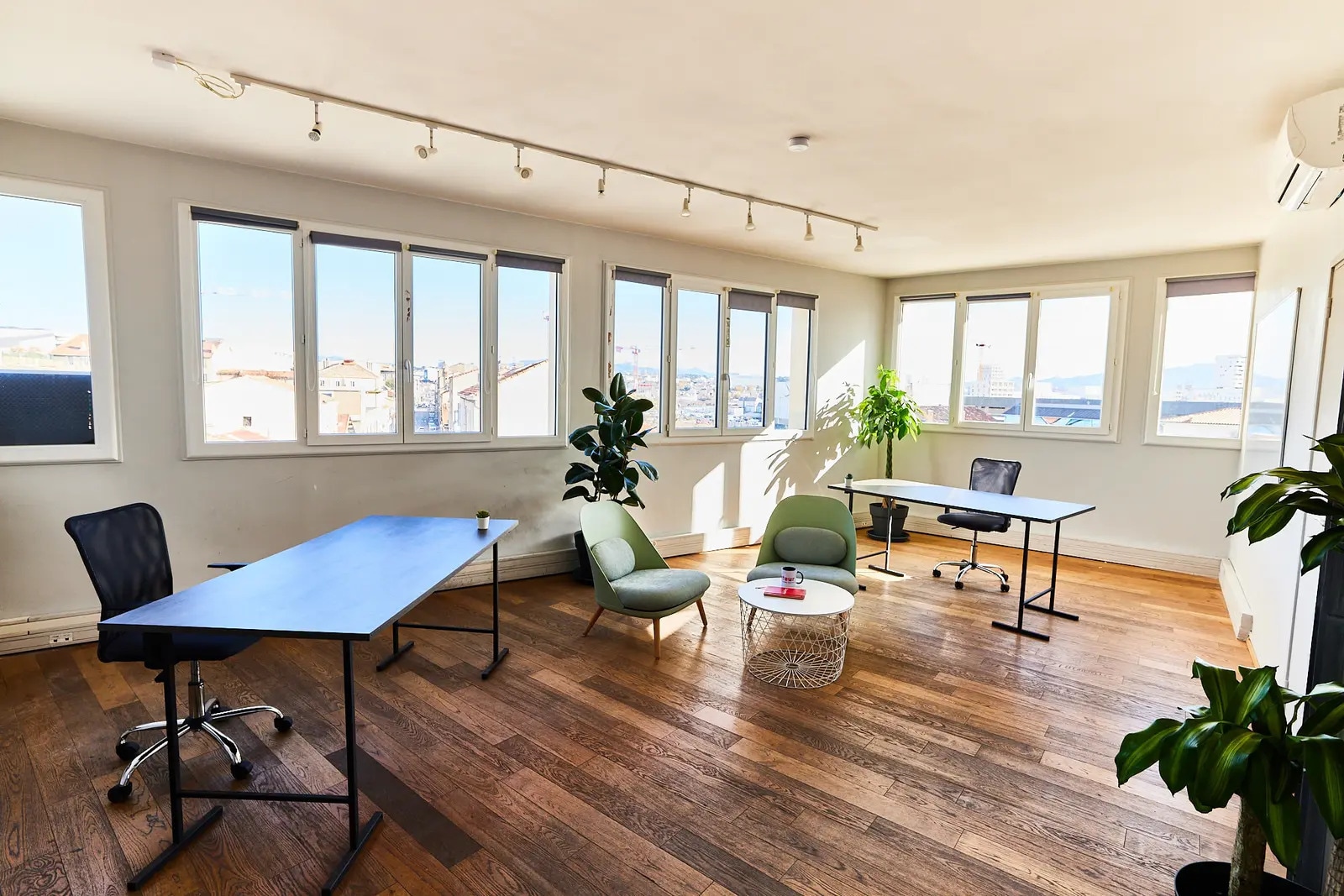 Office in Marseille to rent Interior Photo- Image 1 of 4