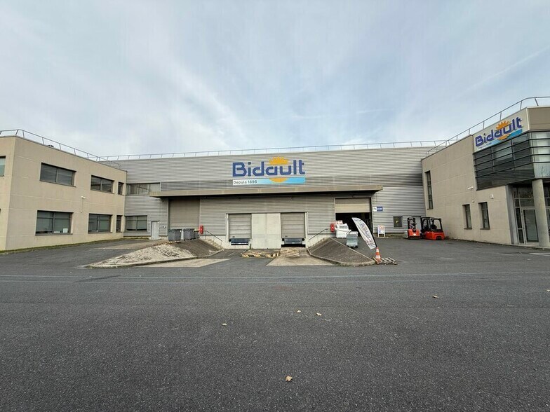 Industrial in Gennevilliers to rent - Building Photo - Image 3 of 12