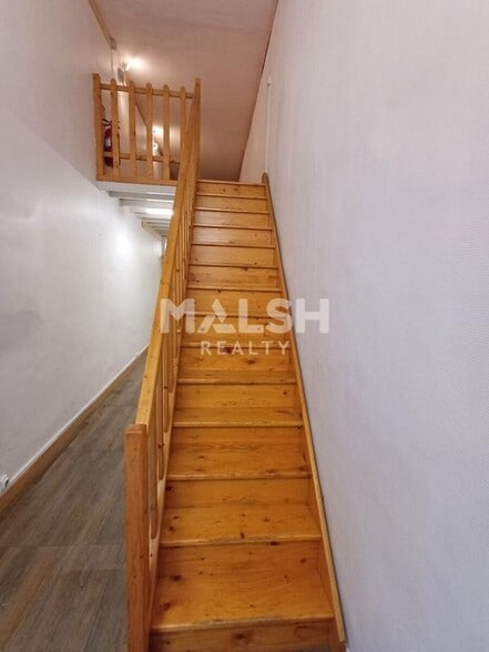 Retail in Lyon to rent - Building Photo - Image 1 of 8