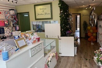 Shop 1, The Centre, Prospect House, The Broadway, Farnham Common to rent Interior Photo- Image 2 of 2