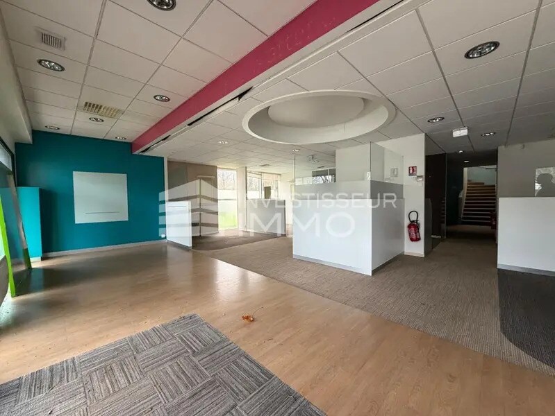 Retail in Torcy to rent Interior Photo- Image 1 of 7