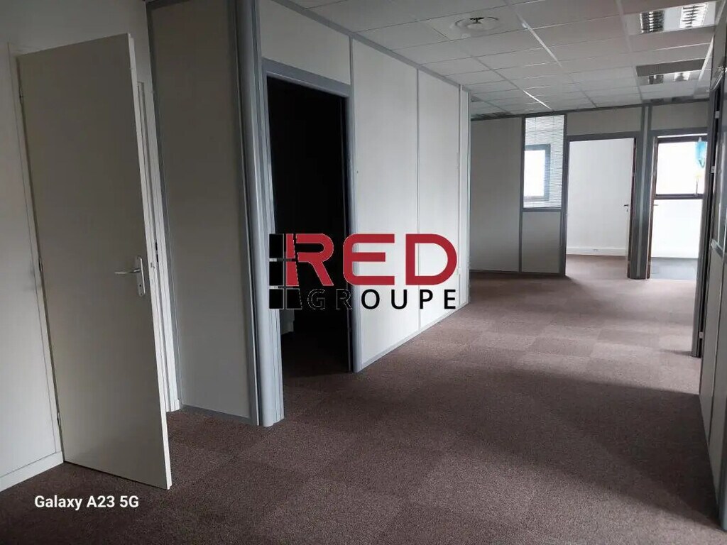 Location Bureaux 92 m² - Photo 1
