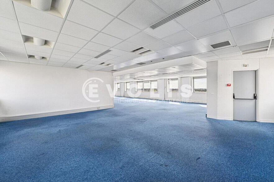 12-14 Rue Du Centre, Noisy-le-Grand to rent - Building Photo - Image 3 of 14