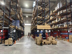 Light Industrial in Neuville-sur-Oise to rent Interior Photo- Image 2 of 18