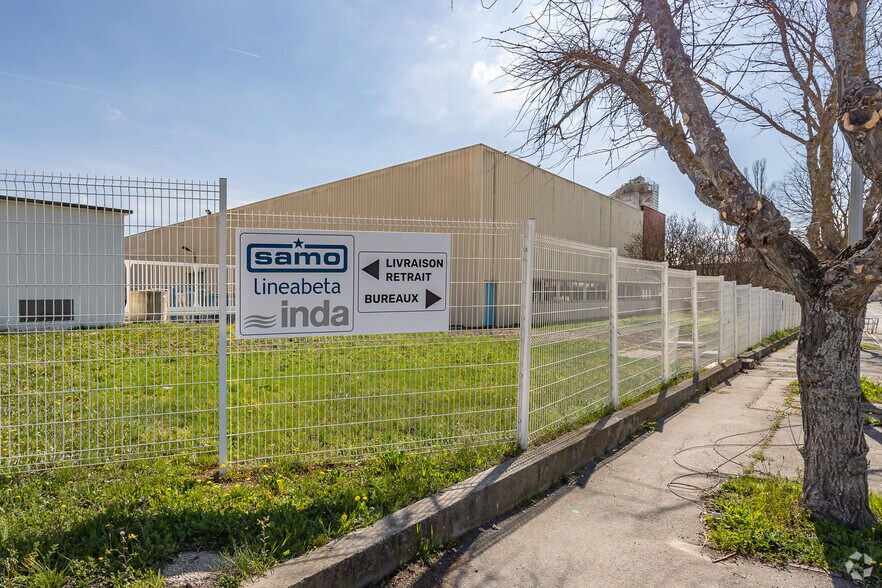 Light Industrial in Aix-en-Provence to rent - Building Photo - Image 1 of 2