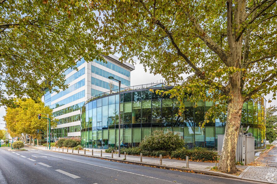 420 Rue D'Estienne D'Orves, Colombes to rent - Building Photo - Image 3 of 17