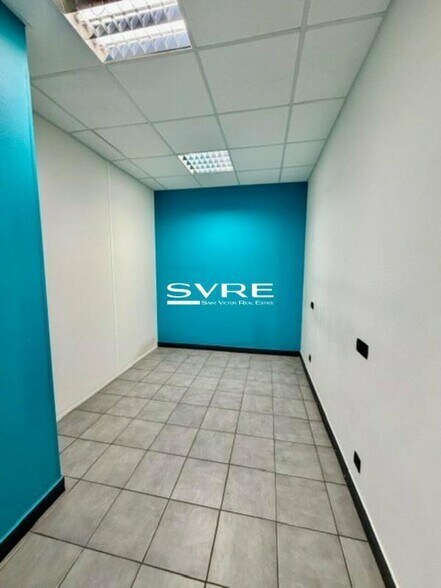 Retail in Marseille to rent - Interior Photo - Image 2 of 7