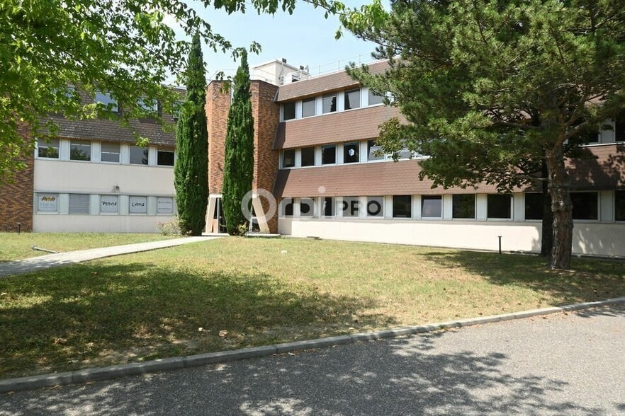 7 Rue Maryse Bastié, Bron to rent - Building Photo - Image 2 of 23