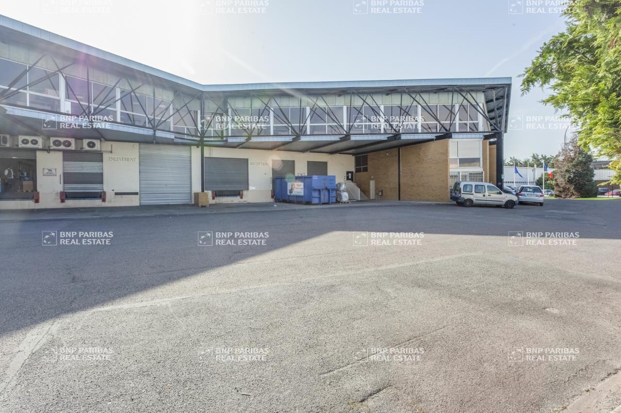 Light Industrial in Morangis to rent Building Photo- Image 1 of 5