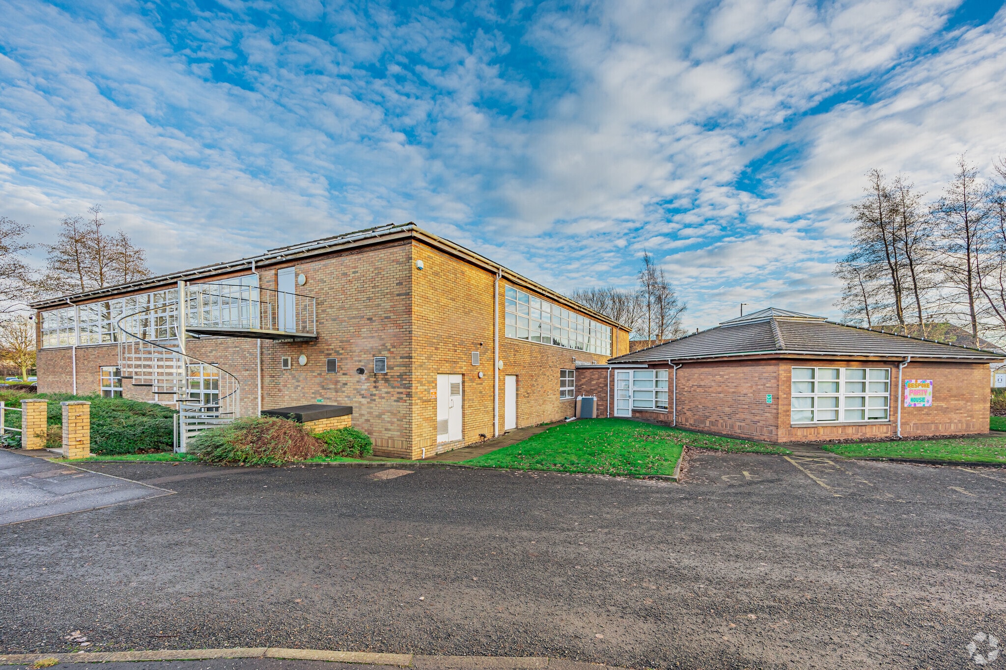 North Caldeen Rd, Coatbridge to rent Primary Photo- Image 1 of 6
