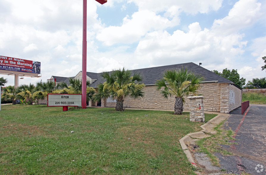 3094 N Stemmons Fwy, Dallas, TX for rent - Primary Photo - Image 1 of 5