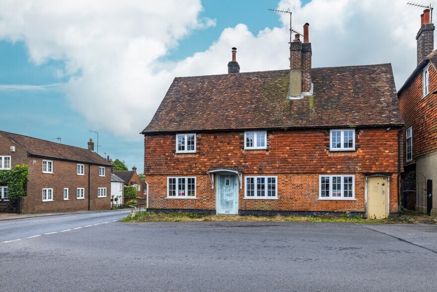1 Outwood Ln, Bletchingley for sale - Building Photo - Image 1 of 5