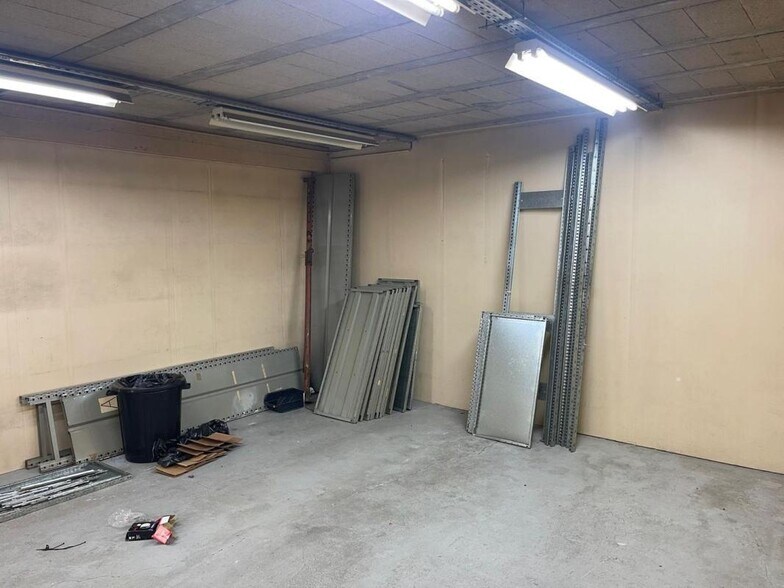 Industrial in Saint-Denis to rent - Interior Photo - Image 3 of 14