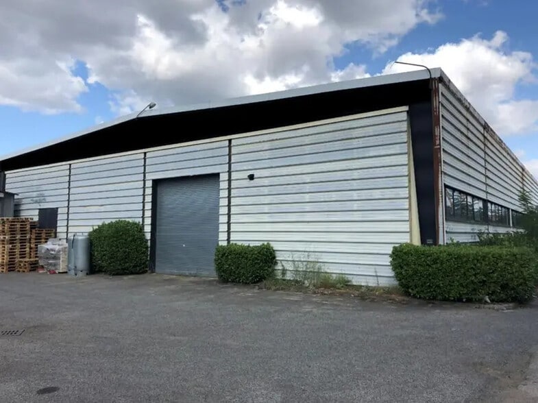 6 Rue Yves Toudic, Vénissieux to rent - Building Photo - Image 1 of 10