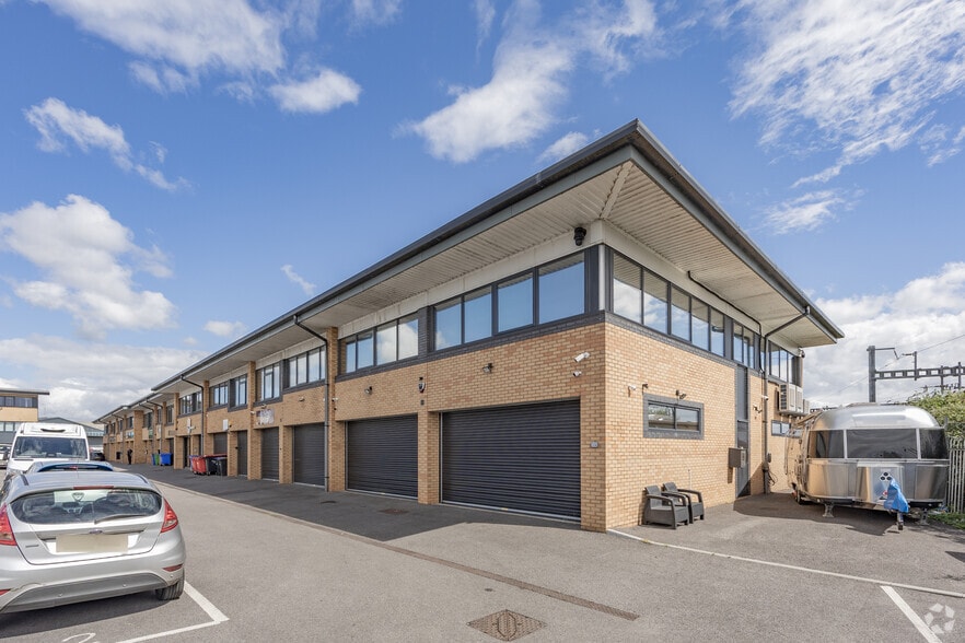 Rhymney River Bridge Rd, Cardiff to rent - Primary Photo - Image 1 of 8