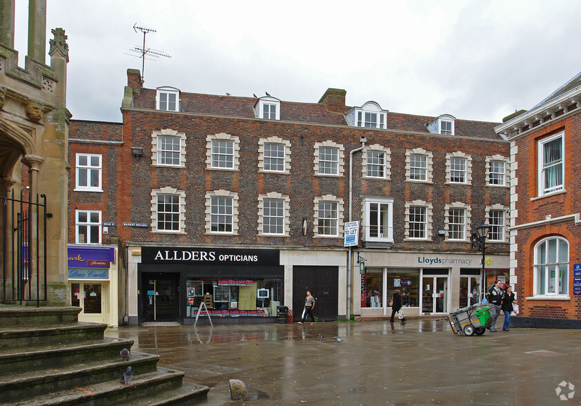 3-5 Market Sq, Leighton Buzzard for rent - Building Photo - Image 2 of 5