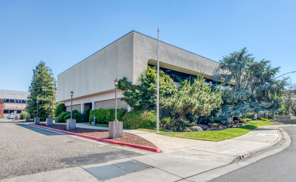 776 E Shaw Ave, Fresno, CA for rent - Building Photo - Image 1 of 20