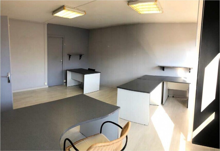 53 Avenue Camille Rousset, Bron to rent - Interior Photo - Image 2 of 5