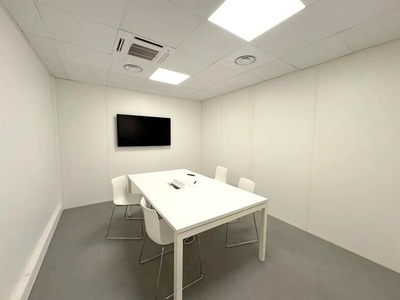 Office in Saint-Germain-en-Laye to rent - Interior Photo - Image 2 of 7